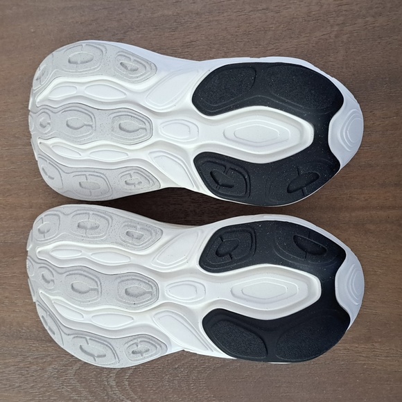 New Balance Fresh Foam x More V5 Sneaker - Color: White - Size: Women 6.5 - Picture 8 of 9